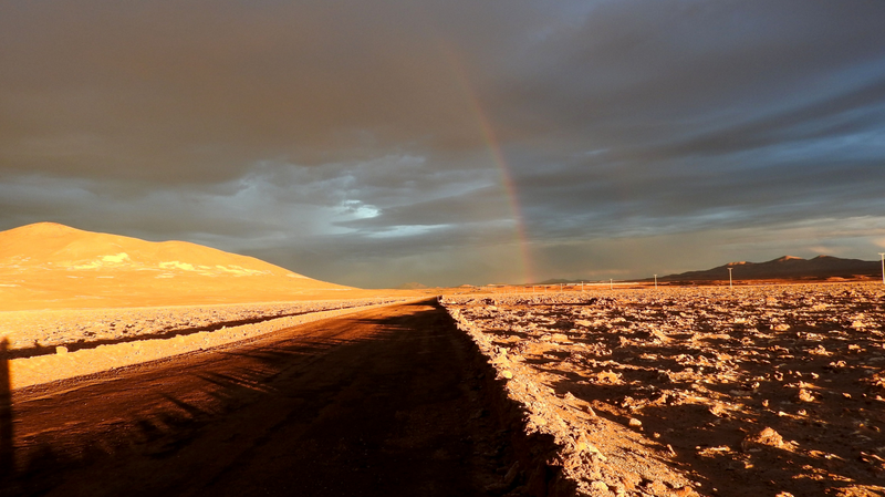Arcoiris fotografiado por primera vez en el corazón del desierto de Atacama.